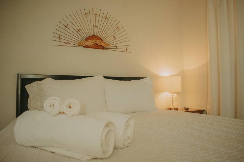 Casa Charleston-3Br-2Bath-Hot Tub-Pet Friendly-No Pet Fees! Villa แอลบูเคอร์คี ภายนอก รูปภาพ