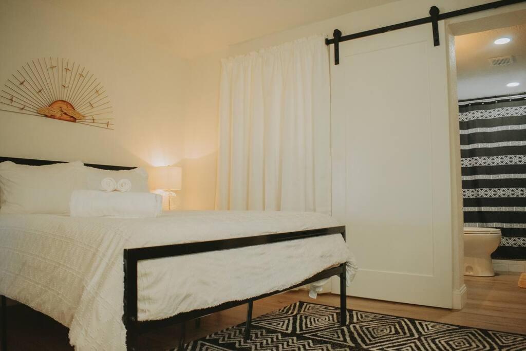 Casa Charleston-3Br-2Bath-Hot Tub-Pet Friendly-No Pet Fees! Villa แอลบูเคอร์คี ภายนอก รูปภาพ