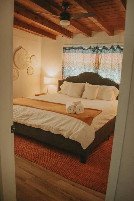 Casa Charleston-3Br-2Bath-Hot Tub-Pet Friendly-No Pet Fees! Villa แอลบูเคอร์คี ภายนอก รูปภาพ