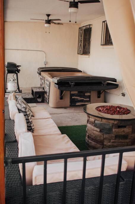 Casa Charleston-3Br-2Bath-Hot Tub-Pet Friendly-No Pet Fees! Villa แอลบูเคอร์คี ภายนอก รูปภาพ