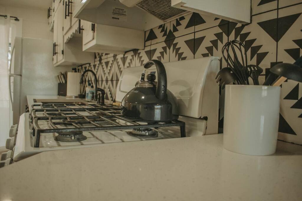 Casa Charleston-3Br-2Bath-Hot Tub-Pet Friendly-No Pet Fees! Villa แอลบูเคอร์คี ภายนอก รูปภาพ